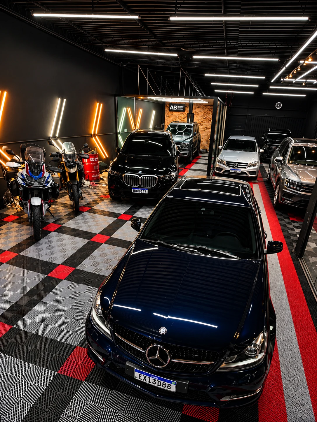 Interior do studio com automóveis e motocicletas